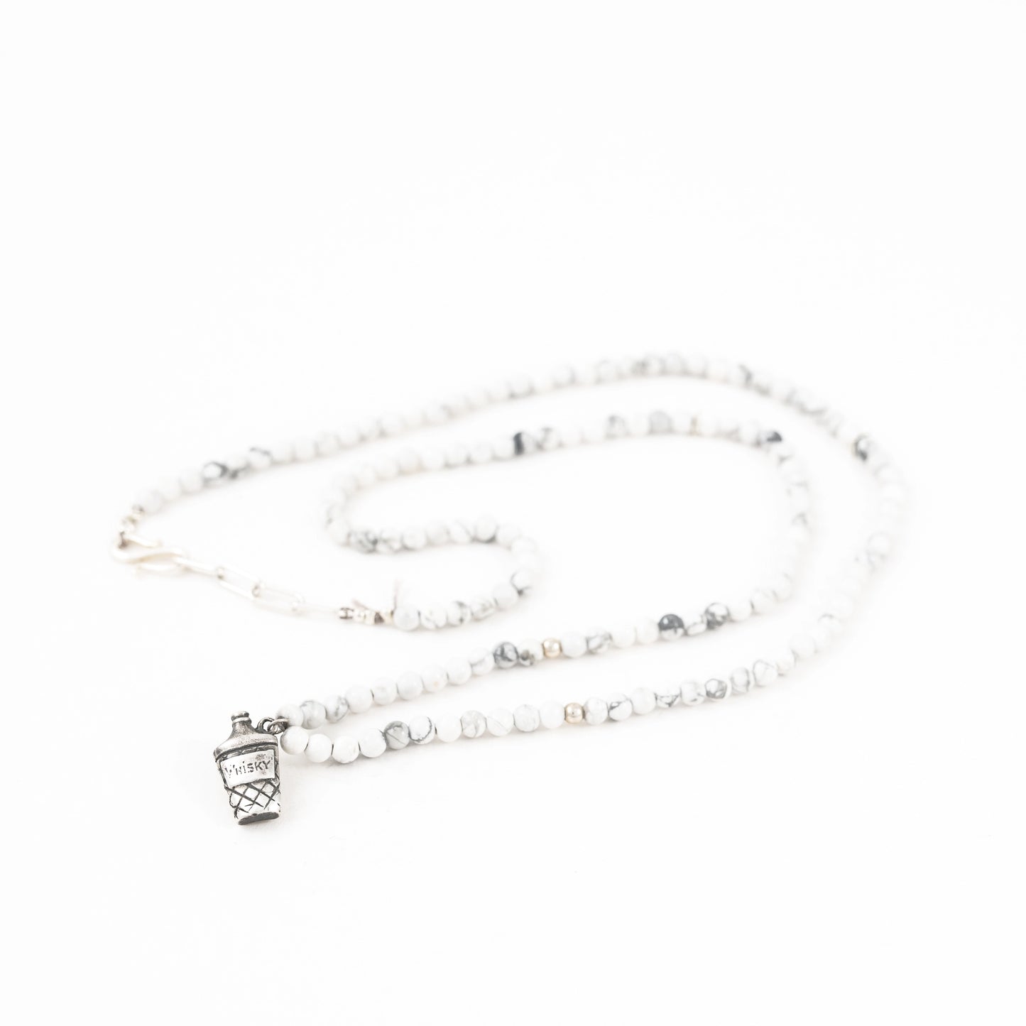 COLLIER FLASQUE HOWLITE